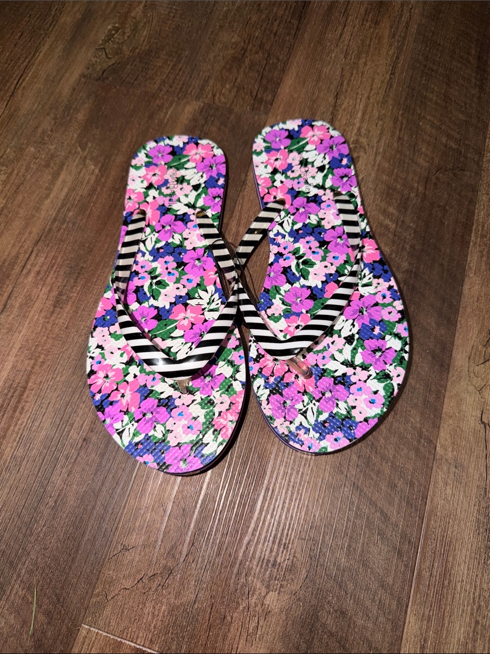 NWOT Vera Bradley Garden Picnic Floral Print Purple/Pink Women's Flip Flops 5/6